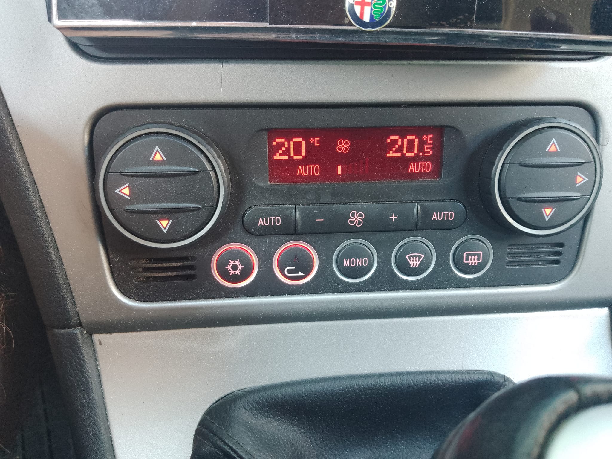 Saluran AC mobil rusak. Saluran AC mobil bocor