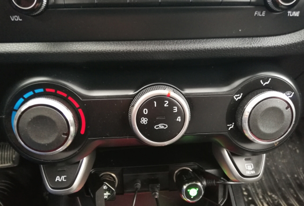 Saluran AC mobil rusak. Saluran AC mobil bocor